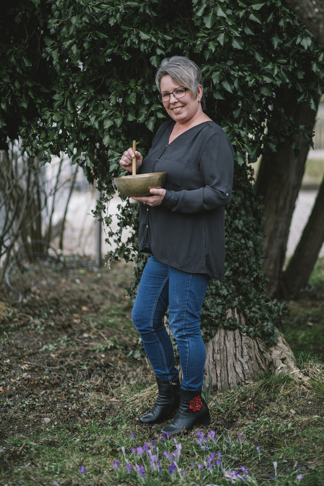 Reinhilde-Hauser-Klangschalen-Therapie-Reinhilde-Hauser-mit-Klangschale